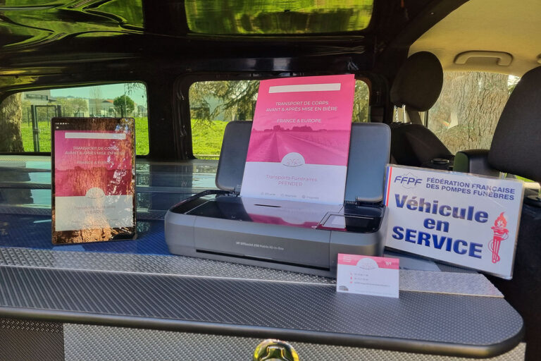 Pfender véhicule équipé de matériel de bureau imprimante tablette