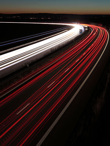 Effets de lumière sur route de nuit