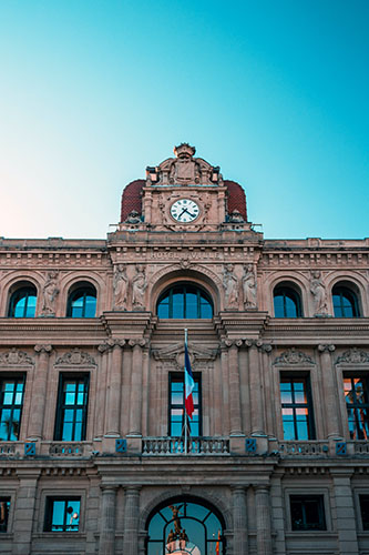 Façade d'une mairie pour effectuer les démarches lors d'un décès