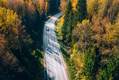 Route de campagne avec véhicule de transport de corps